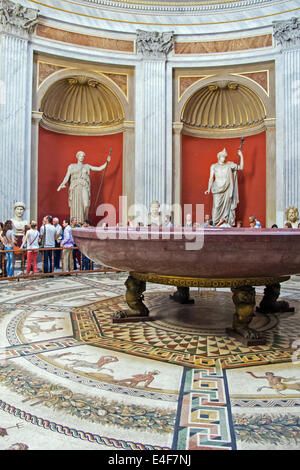 Die Sala Rotunda oder runden Raum in die Vatikanischen Museen welche Funktionen Nero rote Porphyr Stein in der Mitte Bad Stockfoto