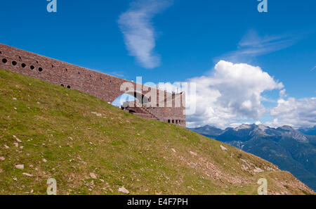 Bottas berühmte alpine Kirche "Santa Maria Degli Angeli" auf Monte Tamaro im Schweizer Tessin County. Stockfoto