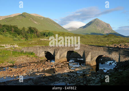 Sligachan alte Brücke mit Druim Na Ruaige (links) & Marsco (rechts), Garbh Bheinn in der Ferne. Isle Of Skye Stockfoto