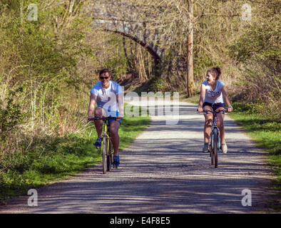 Radfahrer auf Monsal Spur, Derbyshire Stockfoto