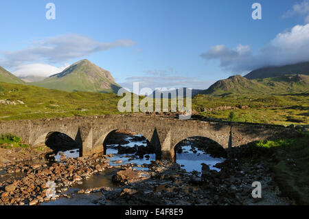 Sligachan alte Brücke mit Garbh Bheinn (links in der Ferne), Marsco (links) & Glen Sligachan (Mitte). Isle Of Skye Stockfoto