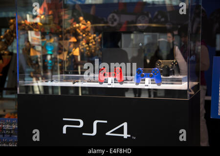 Tokio Feb.21 2014 - PlayStation 4 Videospiel-Konsole im Sony Building, Einkaufsviertel Ginza in Tokio vorgestellt. Die Konsole Stockfoto