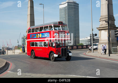 Ein AEC Regent RT Typ Bus nimmt im Jahr 2014 der Bus Parade in London Teil. Der Bus wurde im Jahr 1940 gebaut. Stockfoto