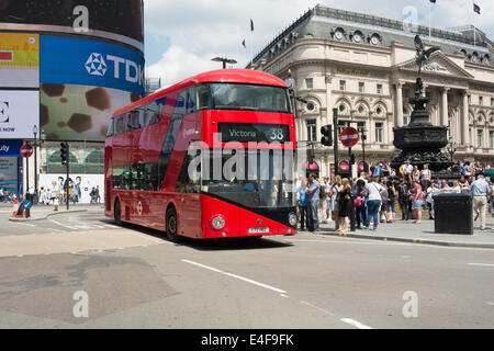 Eine vor kurzem gelieferte neue Routemaster (neue Bus für London) auf Route 38 geht Eros am Piccadilly Circus, London Stockfoto