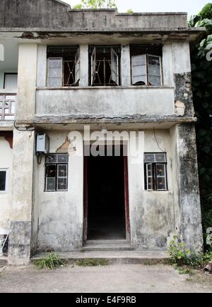 Es ist ein Bild oder Foto der alten Haus in Ruinen oder kollabieren oder zerstört. Es gibt niemanden. Es ist in Hong Kong auf einer Insel Stockfoto