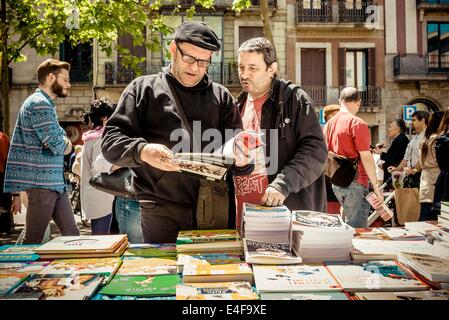 Barcelona, Spanien. 23. April 2014. Menschen besuchen Hunderte von Buch-Stände, die Umwandlung von Barcelona in eine riesige open Air Bibliothek am St Jordi Tag zu kommentieren und genießen Tausende von Büchern aus allen Genres. -Tausende von Bürgern und Touristen füllen die Straßen von den von Barcelonas Stadtzentrum zum Bummeln zwischen hundert Buch und rose steht Sant Jordi (Str. Georges Tag) feiern Schutzpatron Kataloniens, in eine festliche Weise. © Matthias Oesterle/ZUMA Wire/ZUMAPRESS.com/Alamy Live-Nachrichten Stockfoto