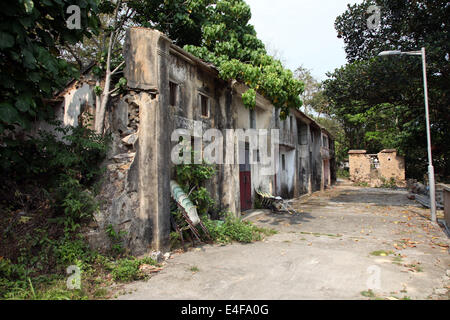 Es ist ein Bild oder Foto der alten Haus in Ruinen oder kollabieren oder zerstört. Es gibt niemanden. Es ist in Hong Kong auf einer Insel Stockfoto