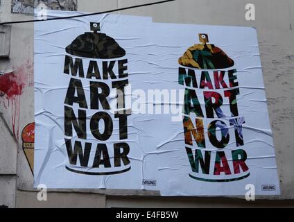 Es ist ein Foto von zwei street-Art-Plakate in der Stadt Paris in Frankreich: Make Art not War Stockfoto