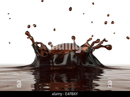 Flüssiger Kaffee Spritzen hautnah. Seitenansicht. Auf weißem Hintergrund. Clipping-Pfad enthalten. Stockfoto