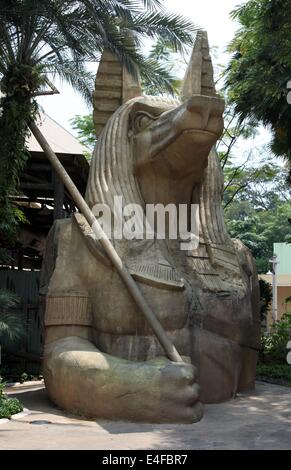 Es ist ein Foto eines Replikats einer großen Statue einer antiken Ägypten Zeit. Es ist ein Wachhund in einem Vergnügungspark Stockfoto