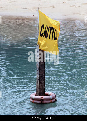Es ist ein Foto von einer gelben Fahne am Strand, die Menschen in die Gefahr des Schwimmens im Meer zu hüten Stockfoto