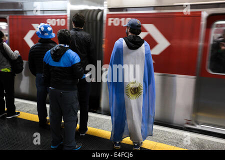 São Paulo, Brasilien. 9. Juli 2014. Argentinien-Fans warten auf einen Zug im Bahnhof Itaquera nach dem Halbfinale WM-Spiel zwischen Argentinien und den Niederlanden in São Paulo, Brasilien am 9. Juli 2014. Argentinien gewann das Spiel im Elfmeterschießen mit 4: 2 und zum Finale machte. Bildnachweis: Tiago M. Chiaravalloti/Pacific Press/Alamy Live-Nachrichten Stockfoto