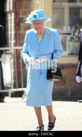 Matlock, Derbyshire, UK. 10. Juli 2014.  Königin Elizabeth II und der Herzog von Edinburgh werden von Herrn William Tucker, Lord Lieutenant von Derbyshire bei der Ankunft am Bahnhof Matlock vor einem Besuch in Luxus-Strickwaren-Hersteller, John Smedley und Chatsworth House empfangen. Bildnachweis: Matthew Taylor/Alamy Live-Nachrichten Stockfoto