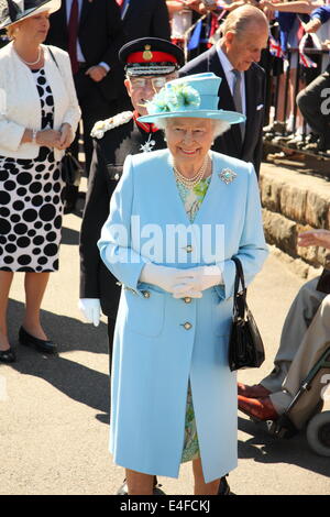 Matlock, Derbyshire, UK. 10. Juli 2014.  Königin Elizabeth II und der Herzog von Edinburgh werden von Herrn William Tucker, Lord Lieutenant von Derbyshire bei der Ankunft am Bahnhof Matlock vor einem Besuch in Luxus-Strickwaren-Hersteller, John Smedley und Chatsworth House empfangen. Bildnachweis: Matthew Taylor/Alamy Live-Nachrichten Stockfoto