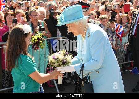 Matlock, Derbyshire, UK. 10. Juli 2014. Maggie Young, 8 von Walton-on-Trent in South Derbyshire präsentiert Königin Elizabeth II. mit einem Blumenstrauß bei ihrer Ankunft am Bahnhof von Matlock... Bildnachweis: Matthew Taylor/Alamy Live-Nachrichten Stockfoto