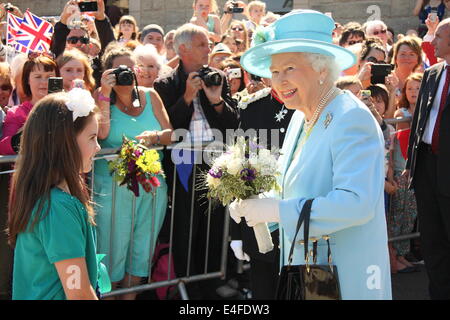 Matlock, Derbyshire, UK. 10. Juli 2014. Maggie Young, 8 von Walton-on-Trent in South Derbyshire präsentiert Königin Elizabeth II. mit einem Blumenstrauß bei ihrer Ankunft am Bahnhof von Matlock... Bildnachweis: Matthew Taylor/Alamy Live-Nachrichten Stockfoto