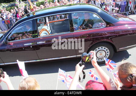 Matlock, Derbyshire, UK. 10. Juli 2014.  Königin Elizabeth II und der Herzog von Edinburgh werden von Herrn William Tucker, Lord Lieutenant von Derbyshire bei der Ankunft am Bahnhof Matlock vor einem Besuch in Luxus-Strickwaren-Hersteller, John Smedley und Chatsworth House empfangen. Bildnachweis: Matthew Taylor/Alamy Live-Nachrichten Stockfoto