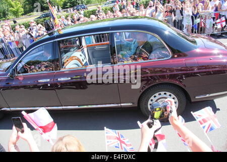 Matlock, Derbyshire, UK. 10. Juli 2014.  Königin Elizabeth II und der Herzog von Edinburgh werden von Herrn William Tucker, Lord Lieutenant von Derbyshire bei der Ankunft am Bahnhof Matlock vor einem Besuch in Luxus-Strickwaren-Hersteller, John Smedley und Chatsworth House empfangen. Bildnachweis: Matthew Taylor/Alamy Live-Nachrichten Stockfoto