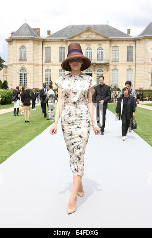 Paris, Frankreich. 7. Juli 2014. Russische Modedesigner Ulyana Sergeenko besucht als Gast die Präsentation von Dior Kollektion Herbst/Winter 2014/2015 während der Paris Haute Couture Fashion Week in Paris, Frankreich, 7. Juli 2014. Paris Haute Couture Modenschauen laufen bis 9. Juli 2014. Foto: Hendrik Ballhausen/Dpa (Zu Dpa-Korr. "Schräg Oder Schön: Trends Und Prominenz der Couture-Schauen" Vom 10.07.2014) keine Live News WIRE SERVICE/Dpa/Alamy Stockfoto