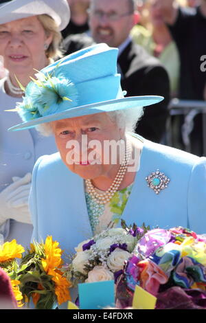 Matlock, Derbyshire, UK. 10. Juli 2014.  Königin Elizabeth II und der Herzog von Edinburgh werden von Herrn William Tucker, Lord Lieutenant von Derbyshire bei der Ankunft am Bahnhof Matlock vor einem Besuch in Luxus-Strickwaren-Hersteller, John Smedley und Chatsworth House empfangen. Bildnachweis: Matthew Taylor/Alamy Live-Nachrichten Stockfoto