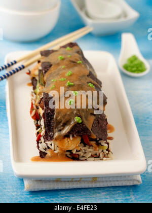 Millefeuille mit Nori-Algen. Rezept zur Verfügung. Stockfoto