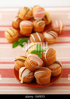 Aromatisierte Minicupcakes. Rezept zur Verfügung. Stockfoto