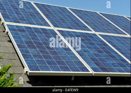Close-up Dach gedeckt mit Solarzellen zur Erzeugung von Strom, Wales, UK Stockfoto