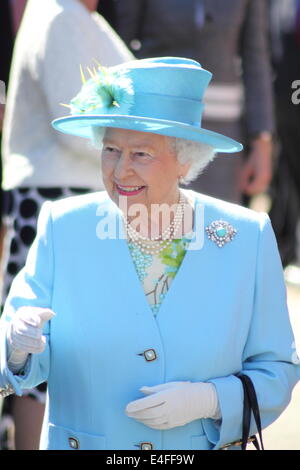 Matlock, Derbyshire, UK. 10. Juli 2014.  Königin Elizabeth II und der Herzog von Edinburgh werden von Herrn William Tucker, Lord Lieutenant von Derbyshire bei der Ankunft am Bahnhof Matlock vor einem Besuch in Luxus-Strickwaren-Hersteller, John Smedley und Chatsworth House empfangen. Stockfoto