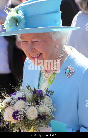 Matlock, Derbyshire, UK. 10. Juli 2014.  Königin Elizabeth II und der Herzog von Edinburgh werden von Herrn William Tucker, Lord Lieutenant von Derbyshire bei der Ankunft am Bahnhof Matlock vor einem Besuch in Luxus-Strickwaren-Hersteller, John Smedley und Chatsworth House empfangen. Stockfoto