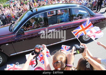 Matlock, Derbyshire, UK. 10. Juli 2014.  Königin Elizabeth II und der Herzog von Edinburgh werden von Herrn William Tucker, Lord Lieutenant von Derbyshire bei der Ankunft am Bahnhof Matlock vor einem Besuch in Luxus-Strickwaren-Hersteller, John Smedley und Chatsworth House empfangen. Stockfoto