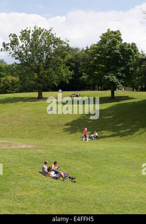 Menschen genießen die Sonne im Garten Calverley, Royal Tunbridge Wells, West Kent, England, UK Stockfoto