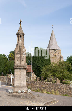 Denkmal des ersten Weltkriegs und St.-Bartholomäus Kirche, Burwash East Sussex, England UK Stockfoto