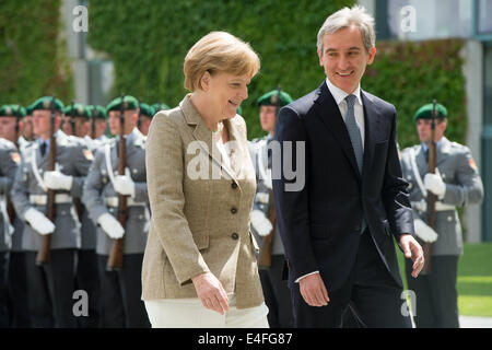 Berlin, Deutschland. 10. Juli 2014. Bundeskanzlerin Angela Merkel empfängt Premierminister der Republik Moldau Iurie Leanca mit militärischen Ehren in Berlin, Deutschland, 10. Juli 2014. Foto: MAURIZIO GARMBARINI/Dpa/Alamy Live News Stockfoto