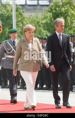 Berlin, Deutschland. 10. Juli 2014. Bundeskanzlerin Angela Merkel empfängt Premierminister der Republik Moldau Iurie Leanca mit militärischen Ehren in Berlin, Deutschland, 10. Juli 2014. Foto: MAURIZIO GARMBARINI/Dpa/Alamy Live News Stockfoto