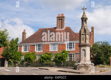 Burwash Kriegerdenkmal und traditionellen Fliesen hing Burghurst Haus East Sussex, England GB Stockfoto