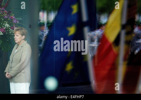 Berlin, Deutschland. 10. Juli 2014. Bundeskanzlerin Angela Merkel wartet auf die Ankunft des Ministerpräsidenten der Republik Moldau in Berlin, Deutschland, 10. Juli 2014. Foto: MAURIZIO GARMBARINI/Dpa/Alamy Live News Stockfoto