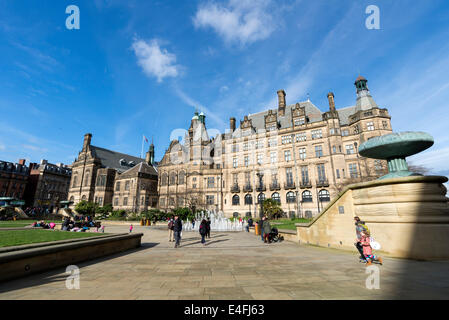 Sheffield Rathaus und Frieden Gärten mit Springbrunnen South Yorkshire England Stockfoto