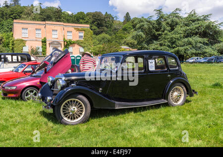 East Devon, England. Ein 1936 Riley Adelphi 12/4 bei einer Fete und Gartenfest vor dem Landhaus mit anderen Oldtimer. Stockfoto