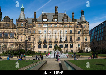 Sheffield Rathaus und Frieden Gärten mit Springbrunnen South Yorkshire England Stockfoto