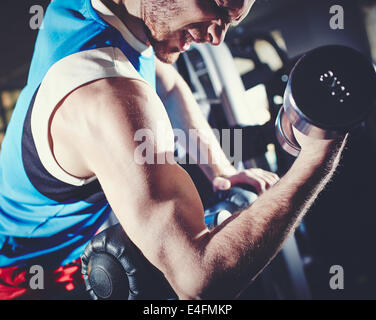 Arm des starken Mann Übung mit Langhantel Stockfoto