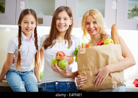 Porträt der glückliche Mutter und zwei Töchter, Blick in die Kamera in der Küche Stockfoto