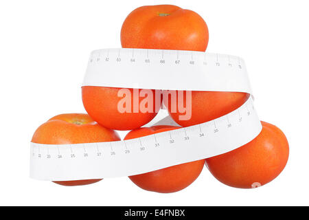 Tomaten-Pyramide mit Meter. Isoliert auf weißem Hintergrund Stockfoto