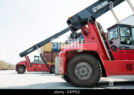 Kalmar - Reachstacker am Containerterminal Stockfoto