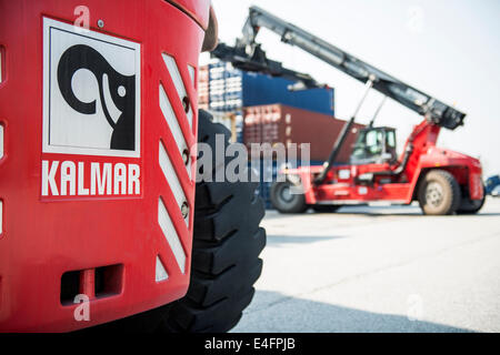 Kalmar - Reachstacker am Containerterminal Stockfoto
