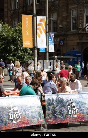 Gordon Street, Glasgow, Schottland, Großbritannien, 10th. Juli, 2014. Glaswegier und Besucher der Stadt nutzen das trockene, warme und wechselhaft sonnige Wetter in der Bier Halle Bar im Stadtzentrum von Glasgow Stockfoto