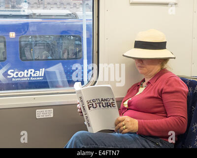 Schottlands Zukunft veröffentlicht ein Handbuch von der schottischen Regierung über die Unabhängigkeit auf ein Schotte Rail Train gelesen wird. Stockfoto