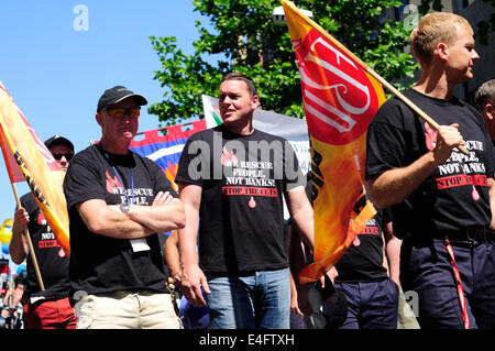 Nottingham, Vereinigtes Königreich. 10. Juli 2014. Nuss, Unite, GMB, PCS und FBU Marsch durch die Innenstadt von Nottingham, über drei Thundred teilgenommen haben, protestieren über Zahlen, Schnitten, Pensionskürzungen und öffentlichen Servies Schnitt, viele Schulen in der Umgebung wurden für den Tag geschlossen. Bildnachweis: Ian Francis/Alamy Live-Nachrichten Stockfoto