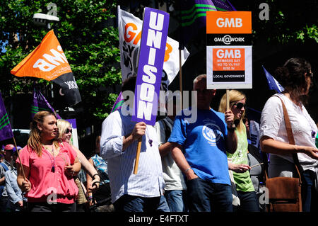 Nottingham, Vereinigtes Königreich. 10. Juli 2014. Nuss, Unite, GMB, PCS und FBU Marsch durch die Innenstadt von Nottingham, über drei Thundred teilgenommen haben, protestieren über Zahlen, Schnitten, Pensionskürzungen und öffentlichen Servies Schnitt, viele Schulen in der Umgebung wurden für den Tag geschlossen. Bildnachweis: Ian Francis/Alamy Live-Nachrichten Stockfoto