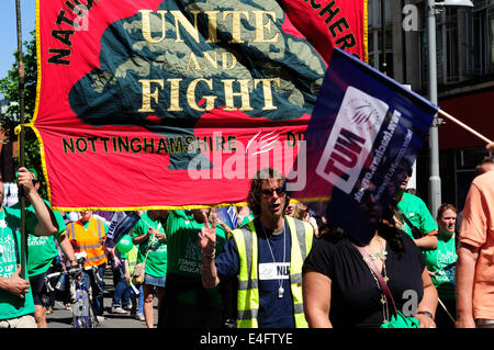 Nottingham, Vereinigtes Königreich. 10. Juli 2014. Nuss, Unite, GMB, PCS und FBU Marsch durch die Innenstadt von Nottingham, über drei Thundred teilgenommen haben, protestieren über Zahlen, Schnitten, Pensionskürzungen und öffentlichen Servies Schnitt, viele Schulen in der Umgebung wurden für den Tag geschlossen. Bildnachweis: Ian Francis/Alamy Live-Nachrichten Stockfoto