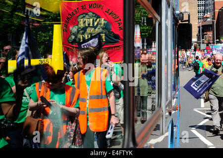 Nottingham, Vereinigtes Königreich. 10. Juli 2014. Nuss, Unite, GMB, PCS und FBU Marsch durch die Innenstadt von Nottingham, über drei Thundred teilgenommen haben, protestieren über Zahlen, Schnitten, Pensionskürzungen und öffentlichen Servies Schnitt, viele Schulen in der Umgebung wurden für den Tag geschlossen. Bildnachweis: Ian Francis/Alamy Live-Nachrichten Stockfoto